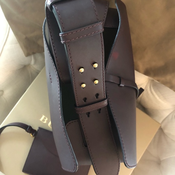 Burberry bucket style handbag with wristlet. - Picture 5 of 9